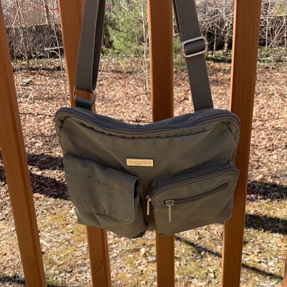Baggallini grey crossbody purse - Picture 1 of 11